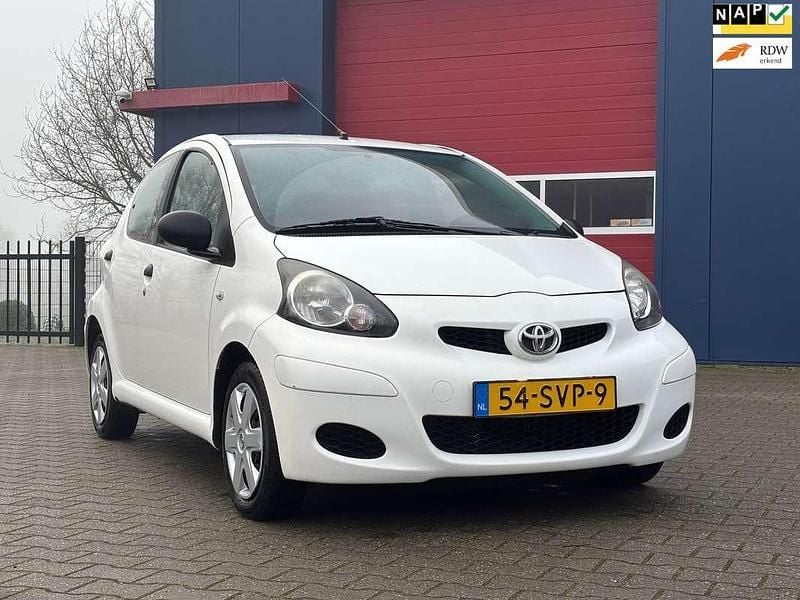 Wit Gebruikt 2011 Toyota Aygo Cool Hatchback | € 1.950 (Goede deal) - Afbeelding 1/4