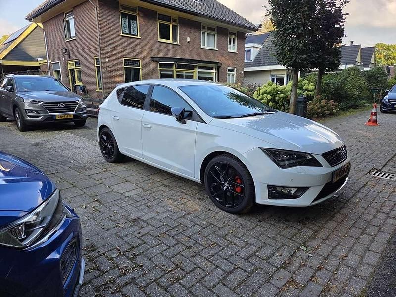 Wit Gebruikt 2013 Seat Leon FR Sedan | € 9.750 (Eerlijke prijs) - Afbeelding 1/4