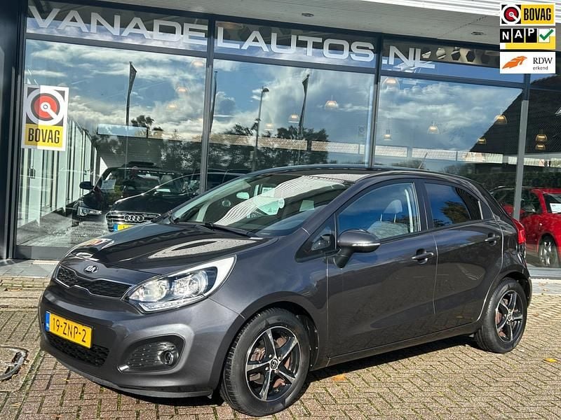Grijs Gebruikt 2013 Kia Rio Hatchback | € 6.999 (Eerlijke prijs) - Afbeelding 1/4