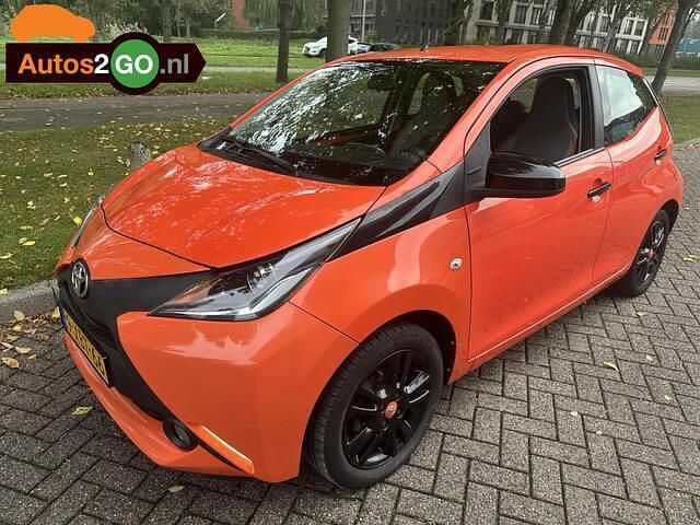 Oranje Gebruikt 2014 Toyota Aygo X-play Hatchback | € 6.995 (Duur) - Afbeelding 1/4