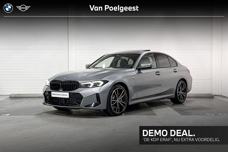 Skyscrapergrau (licht grijs) Gebruikt 2025 BMW 320e M Sport Sedan | € 46.900 (Eerlijke prijs) - Afbeelding 1/4