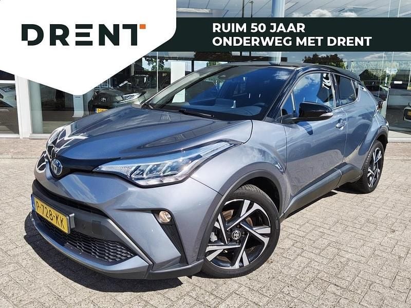 Grijs Gebruikt 2022 Toyota C-HR+ Style SUV | € 23.895 - Afbeelding 1/4