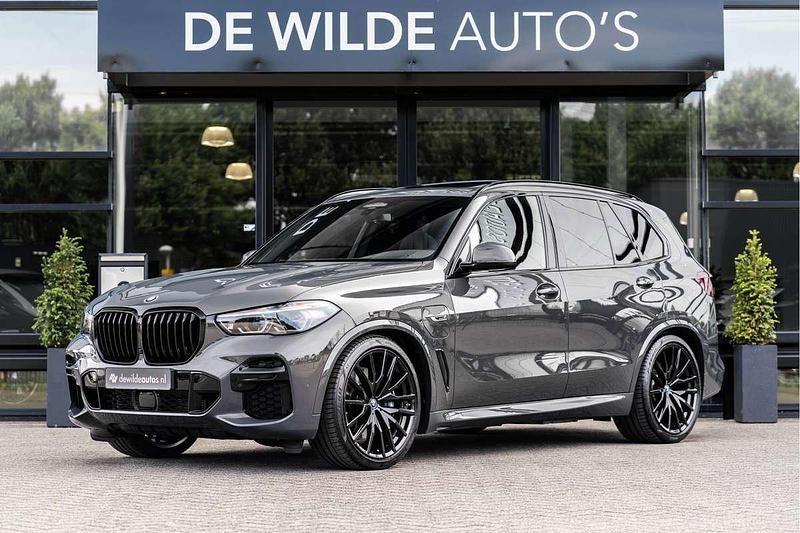 Grijs, metallic lak Gebruikt 2022 BMW X5 M Sport SUV | € 76.900 (Iets duurder) - Afbeelding 1/4