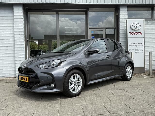 Grijs, metallic lak Nieuw 2025 Toyota Yaris Active Hatchback | € 26.995 (Iets duurder) - Afbeelding 1/4