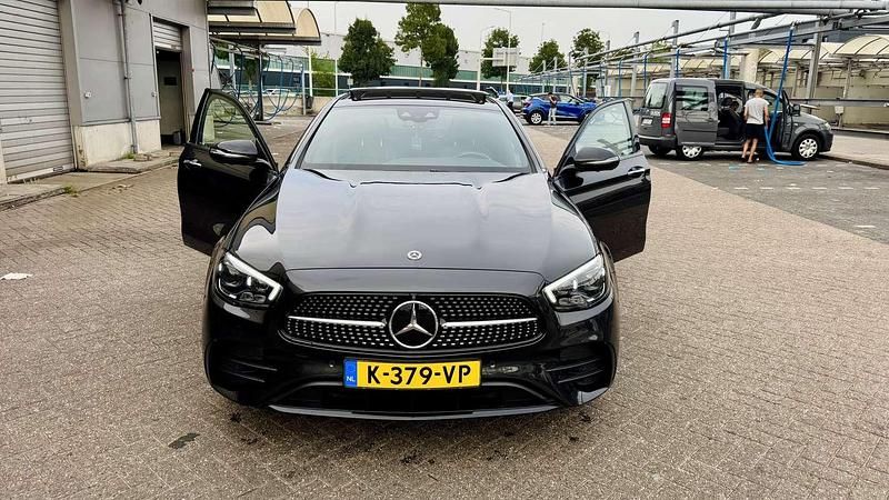 Grijs Gebruikt 2021 Mercedes E300 AMG Sedan | € 49.000 (Duur) - Afbeelding 1/4