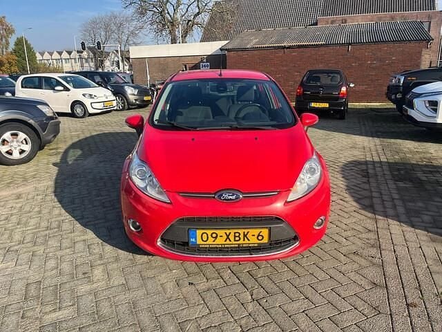 Rood Occasion 2012 Ford Fiesta Titanium Hatchback | € 2.650 (Goede deal) - Afbeelding 1/4