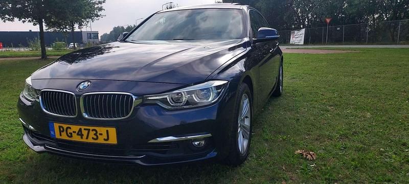Blauw Occasion 2017 BMW 318 Luxury Line Sedan | € 15.000 (Eerlijke prijs) - Afbeelding 1/4