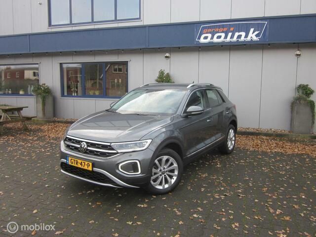 Grijs Gebruikt 2022 VW T-Roc Business SUV | € 30.950 (Eerlijke prijs) - Afbeelding 1/4