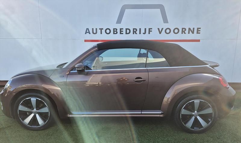 Bruin Occasion 2016 VW Beetle Design Cabriolet | € 17.545 (Eerlijke prijs) - Afbeelding 1/4