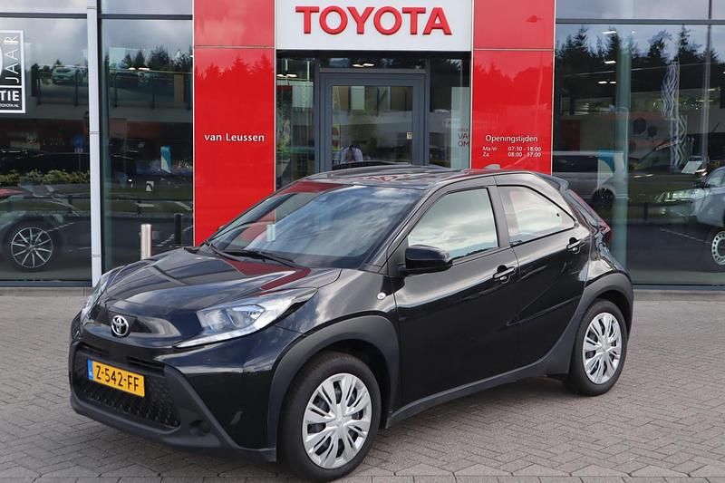 Zwart Gebruikt 2024 Toyota Aygo X X-play SUV | € 17.939 - Afbeelding 1/1