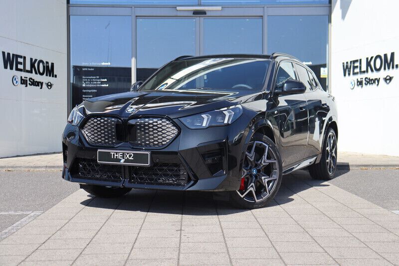 Saphirschwarz Nieuw 2025 BMW iX2 M Sport SUV | € 62.499 (Eerlijke prijs) - Afbeelding 1/4