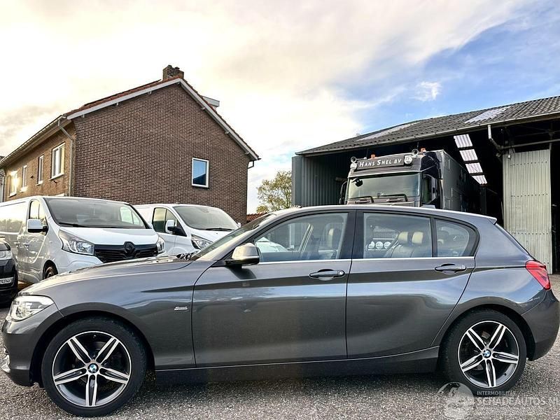 Grijs Occasion 2017 BMW 118 Sport Line Hatchback | € 13.250 (Super prijs) - Afbeelding 1/4