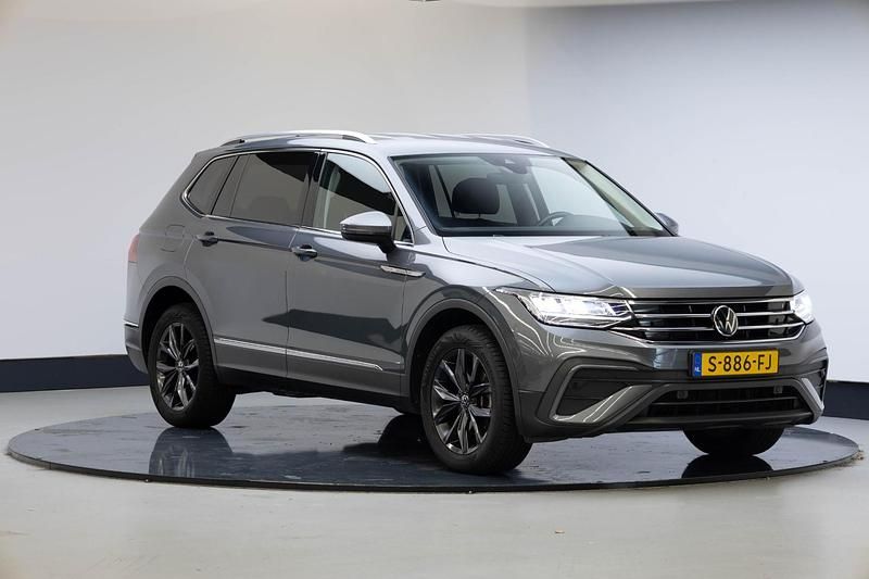 Grijs Occasion 2023 VW Tiguan Business SUV | € 37.945 (Eerlijke prijs) - Afbeelding 1/4