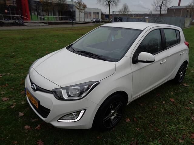 Wit Gebruikt 2013 Hyundai i20 Hatchback | € 3.950 (Eerlijke prijs) - Afbeelding 1/4