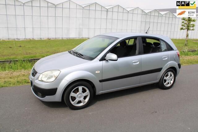 Grijs Gebruikt 2007 Kia Rio Hatchback | € 3.750 (Duur) - Afbeelding 1/4