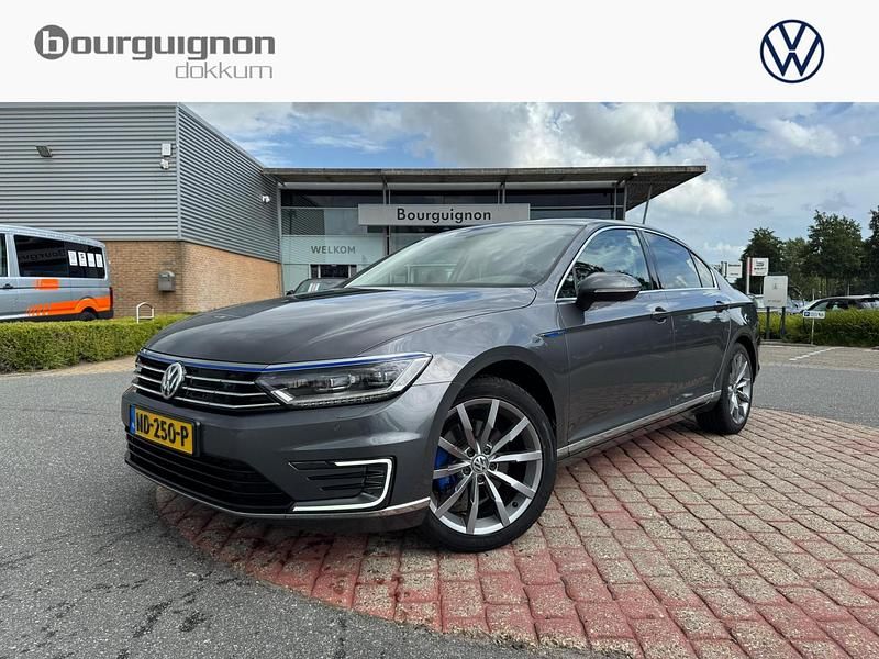 Grijs Gebruikt 2016 VW Passat GTE Sedan | € 18.200 (Goede deal) - Afbeelding 1/4
