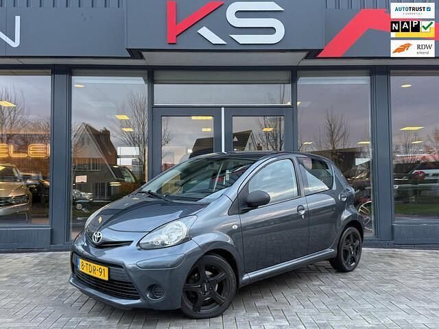 Grijs Gebruikt 2014 Toyota Aygo Hatchback | € 5.450 (Eerlijke prijs) - Afbeelding 1/3