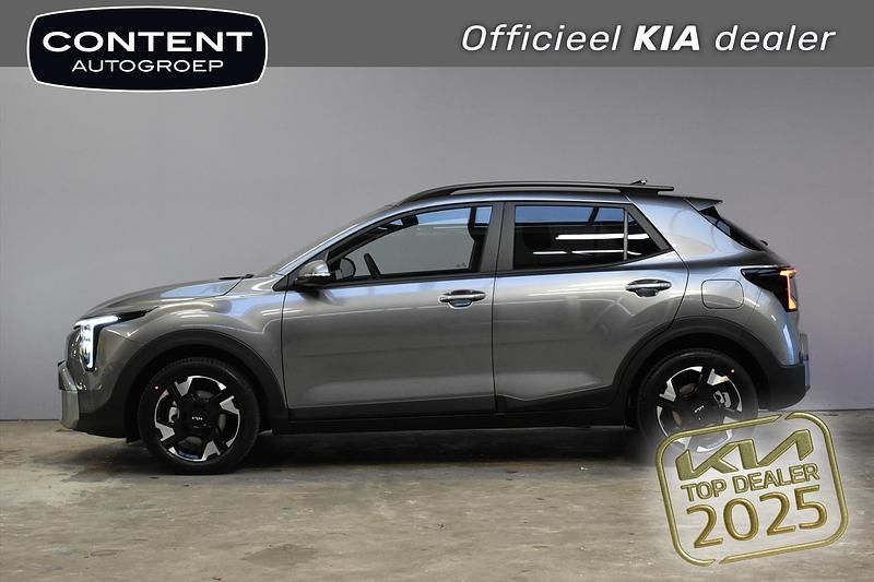 Nieuw Kia Stonic 116 PK (85 kW) 2026 Astro gray (rood metallic) SUV