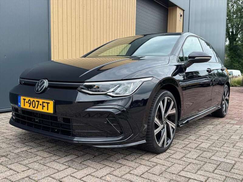Zwart, metallic lak Gebruikt 2023 VW Golf VIII R-line Hatchback | € 27.995 (Eerlijke prijs) - Afbeelding 1/4