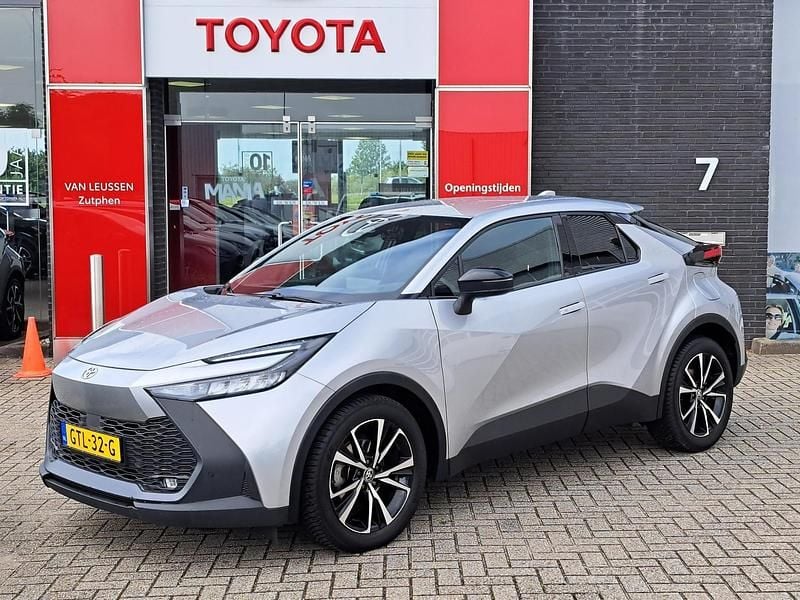 Grijs Gebruikt 2024 Toyota C-HR SUV | € 31.400 (Super prijs) - Afbeelding 1/4