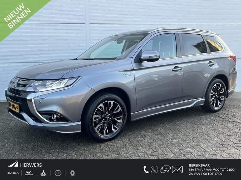 Titanium grey m Occasion 2015 Mitsubishi Outlander P-HEV Instyle SUV | € 17.485 (Eerlijke prijs) - Afbeelding 1/4
