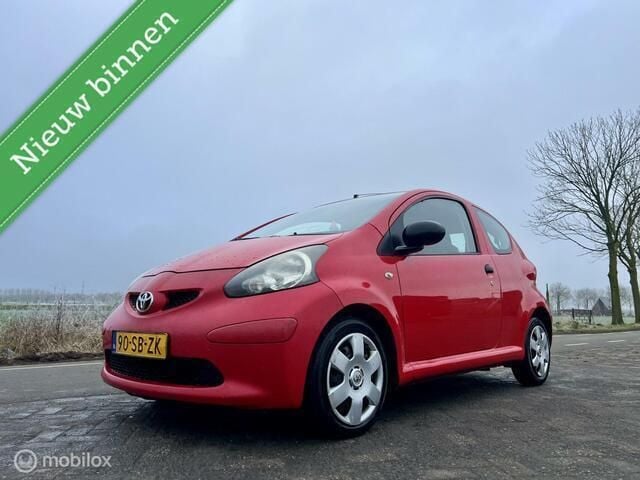 Rood Gebruikt 2005 Toyota Aygo Hatchback | € 795 (Eerlijke prijs) - Afbeelding 1/4