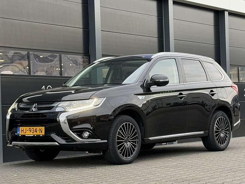 Zwart Gebruikt 2015 Mitsubishi Outlander P-HEV SUV | € 8.750 (Goede deal) - Afbeelding 1/4