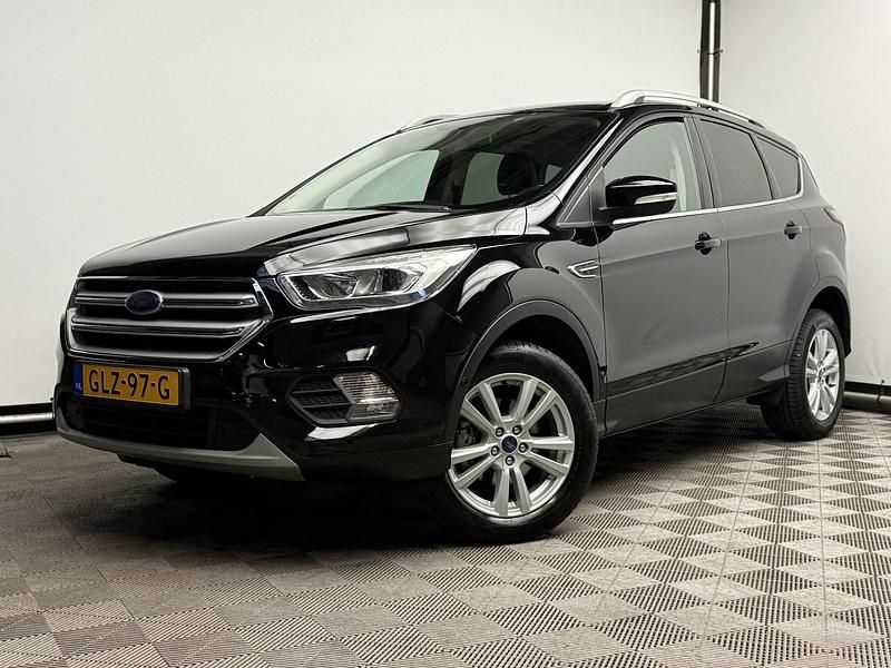 Zwart (metallic) Occasion 2018 Ford Kuga Titanium SUV | € 13.475 (Super prijs) - Afbeelding 1/4