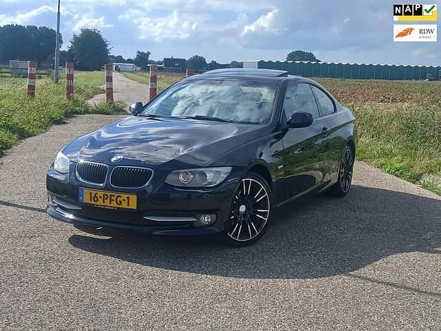 Zwart (metallic) Occasion 2011 BMW 320 Coupé | € 5.950 (Super prijs) - Afbeelding 1/4