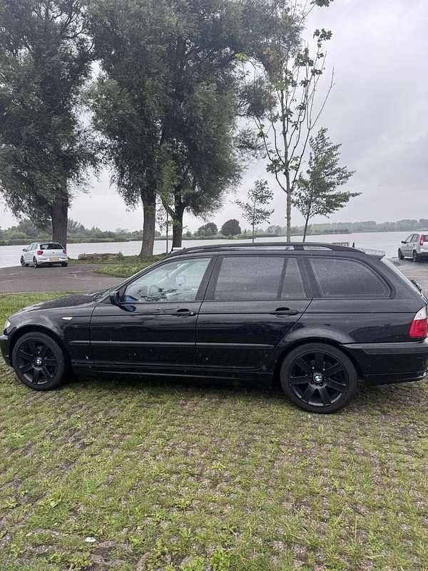 Zwart Gebruikt 2002 BMW 318 Stationwagen | € 2.000 - Afbeelding 1/4