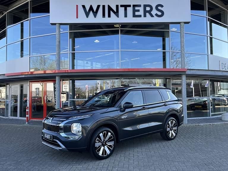 Graphite grey metallic/ zwart dak (donker grijs metallic) Nieuw 2025 Mitsubishi Outlander P-HEV SUV | € 61.100 - Afbeelding 1/4