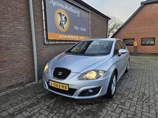 Grijs (metallic) Occasion 2012 Seat Leon Reference Hatchback | € 4.745 (Super prijs) - Afbeelding 1/4