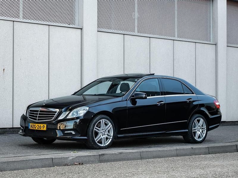 Zwart (metallic) Occasion 2010 Mercedes E500 Avantgarde Sedan | € 30.900 - Afbeelding 1/4