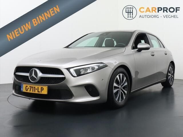 Grijs, metallic lak Gebruikt 2019 Mercedes A160 Business Hatchback | € 18.880 (Eerlijke prijs) - Afbeelding 1/4