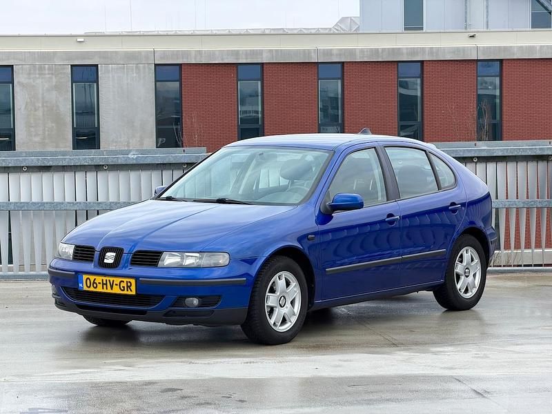 Blauw (metallic) Occasion 2002 Seat Leon Sport Hatchback | € 2.000 (Iets duurder) - Afbeelding 1/4