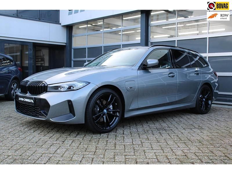 Grijs Occasion 2023 BMW 320 M Sport Stationwagen | € 34.900 (Eerlijke prijs) - Afbeelding 1/4