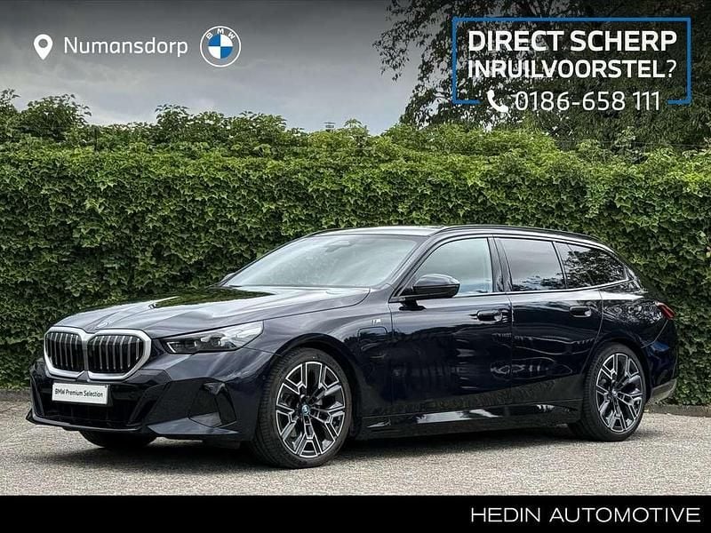 Zwart Gebruikt 2024 BMW 530e M Sport Stationwagen | € 67.495 - Afbeelding 1/3