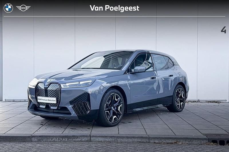 Grijs Gebruikt 2023 BMW iX Executive SUV | € 74.900 (Goede deal) - Afbeelding 1/4