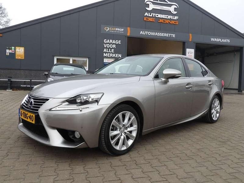 Grijs (metallic) Occasion 2014 Lexus IS300h Sedan | € 17.500 (Eerlijke prijs) - Afbeelding 1/4