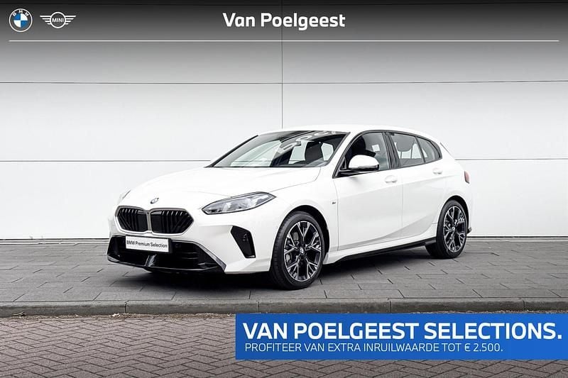 Wit Gebruikt 2024 BMW 120 Comfort Edition Hatchback | € 33.800 (Eerlijke prijs) - Afbeelding 1/4