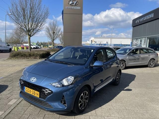 Vibrant blue (blauw metallic) Gebruikt 2024 Hyundai i10 Comfort Hatchback | € 23.995 (Iets duurder) - Afbeelding 1/4