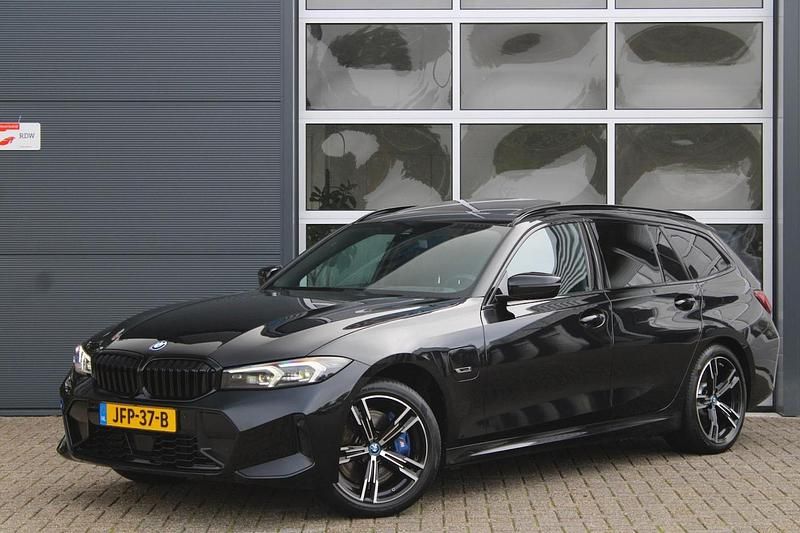 Zwart Gebruikt 2022 BMW 330e M Sport Stationwagen | € 35.950 (Iets duurder) - Afbeelding 1/4