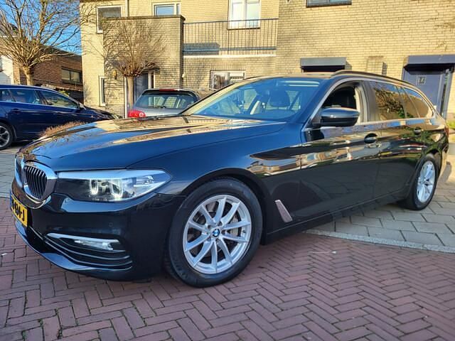 Zwart (metallic) Occasion 2018 BMW 530 Executive Stationwagen | € 29.950 (Eerlijke prijs) - Afbeelding 1/4