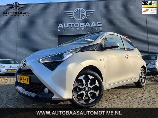 Grijs Gebruikt 2022 Toyota Aygo Hatchback | € 16.340 (Super prijs) - Afbeelding 1/4