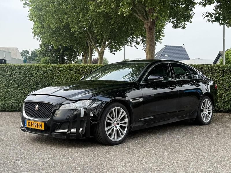 Zwart, metallic lak Gebruikt 2016 Jaguar XF Portfolio Sedan | € 6.500 - Afbeelding 1/4