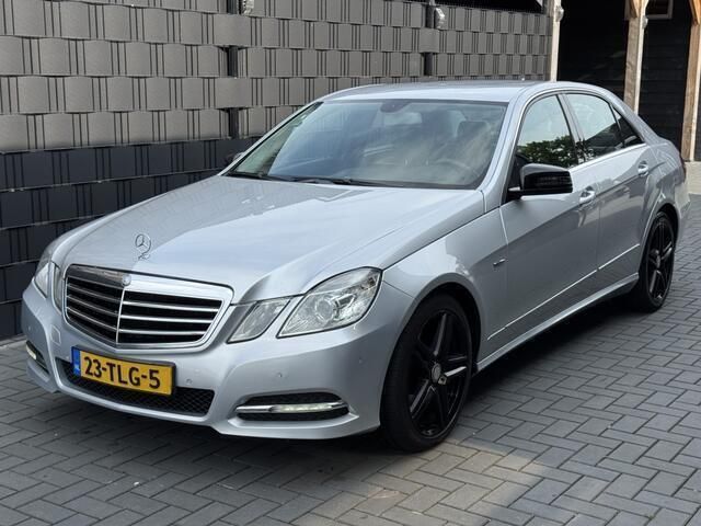 Grijs, metallic lak Gebruikt 2012 Mercedes E200 Sedan | € 9.450 (Eerlijke prijs) - Afbeelding 1/4