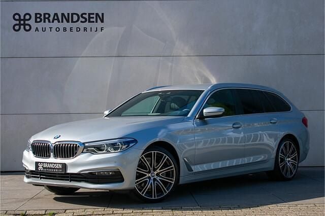 Grijs Gebruikt 2020 BMW 520 Executive Stationwagen | € 32.900 (Goede deal) - Afbeelding 1/4