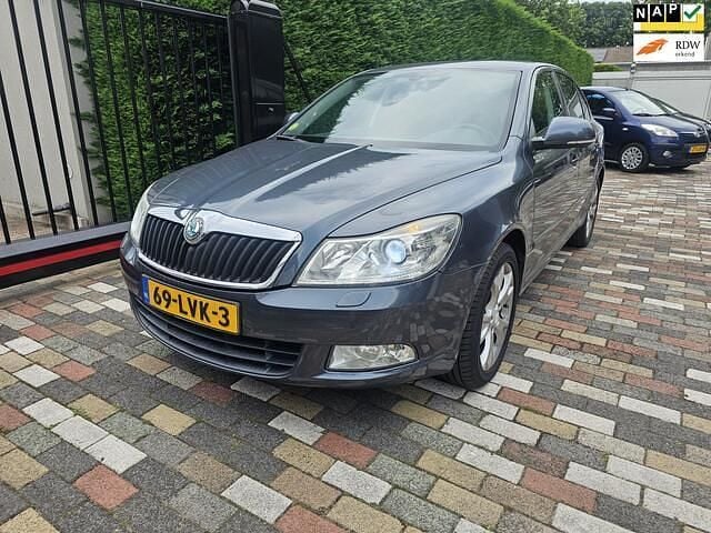 Grijs Gebruikt 2010 Skoda Octavia Business Line Hatchback | € 3.650 (Eerlijke prijs) - Afbeelding 1/4