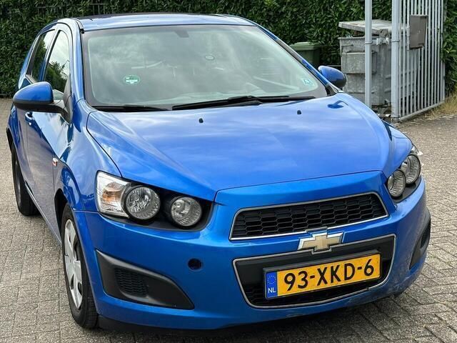 Blauw, metallic lak Gebruikt 2012 Chevrolet Aveo LT Hatchback | € 1.950 - Afbeelding 1/4
