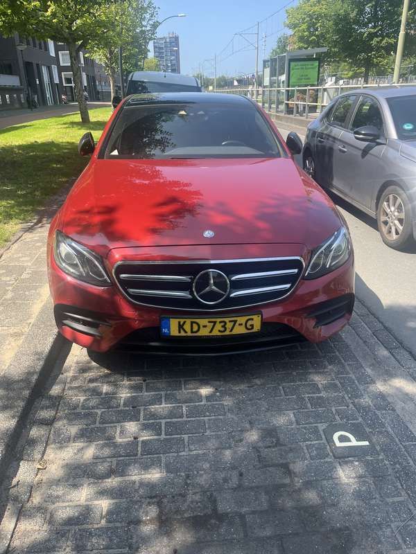 Rood Gebruikt 2016 Mercedes E220 Prestige Sedan | € 17.500 (Goede deal) - Afbeelding 1/4